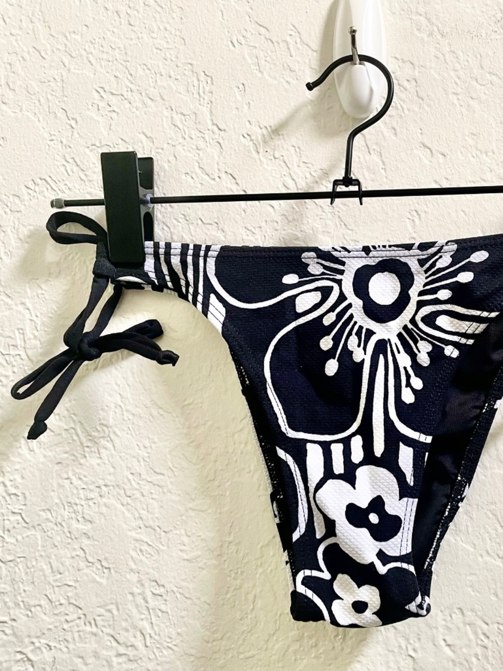 Pualani Hawaii Bikini Bottoms - Black & White Floral Tie Side - Size Medium